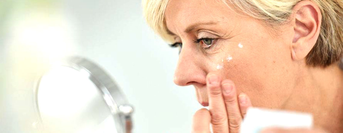 مراقبت از پوست در ۵۰ سالگی: تغییرات پوست را چگونه کنترل کنیم - ترنجان