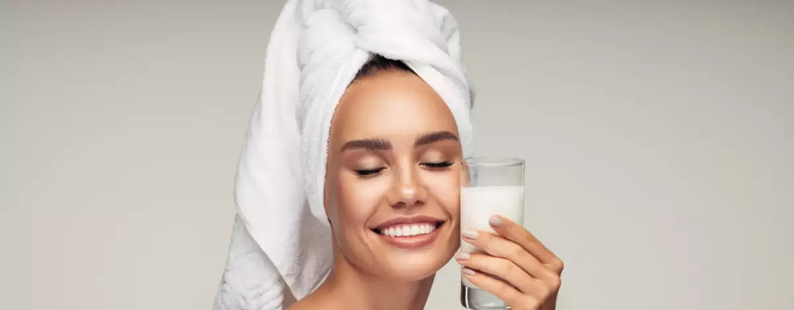 9 مزیت استفاده از شیر روی پوست: مصاحبه‌ای با یک متخصص پوست - ترنجان